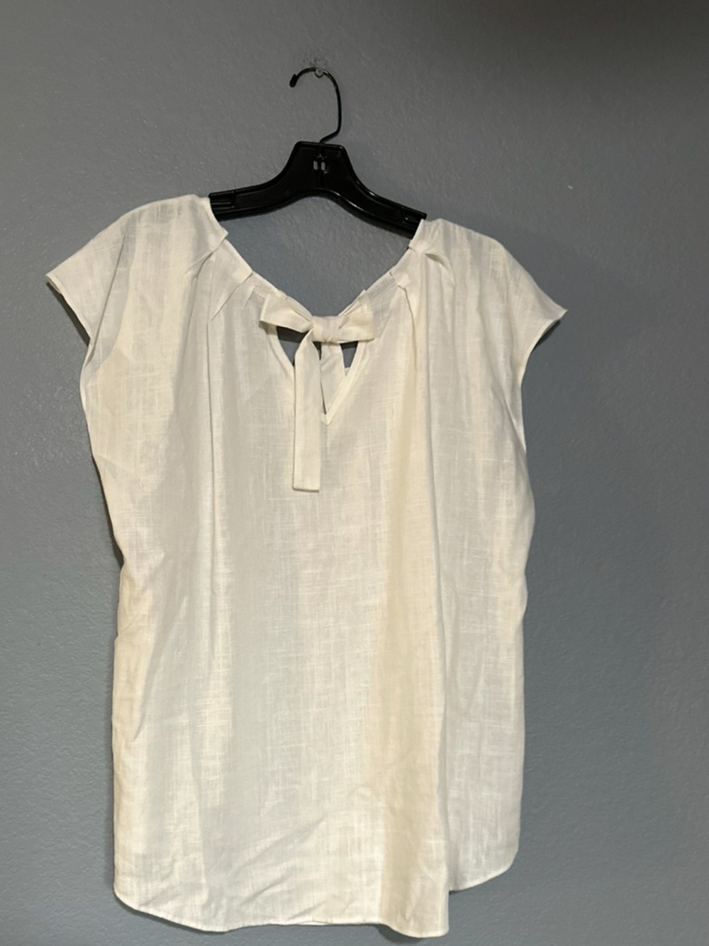NWT LC LAUREN CONRAD IVORY TUSK PLEATED SCOOP NECKLINE BACK BOW BLOUSE - Picture 2 of 4